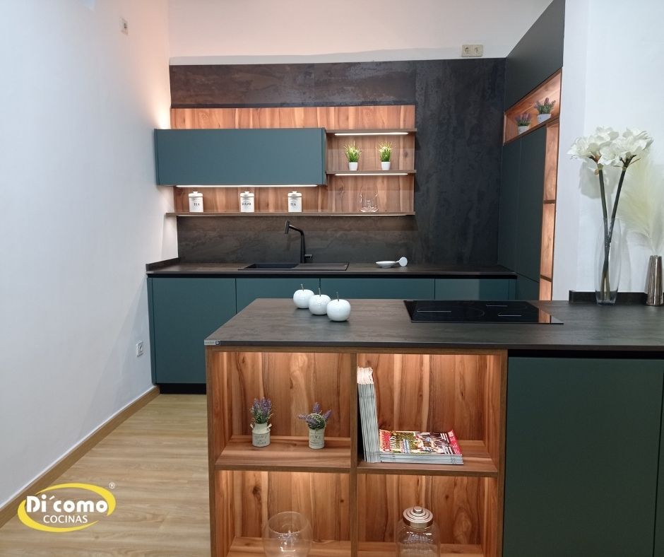 Cocina con isla en verde mate y madera de nogal