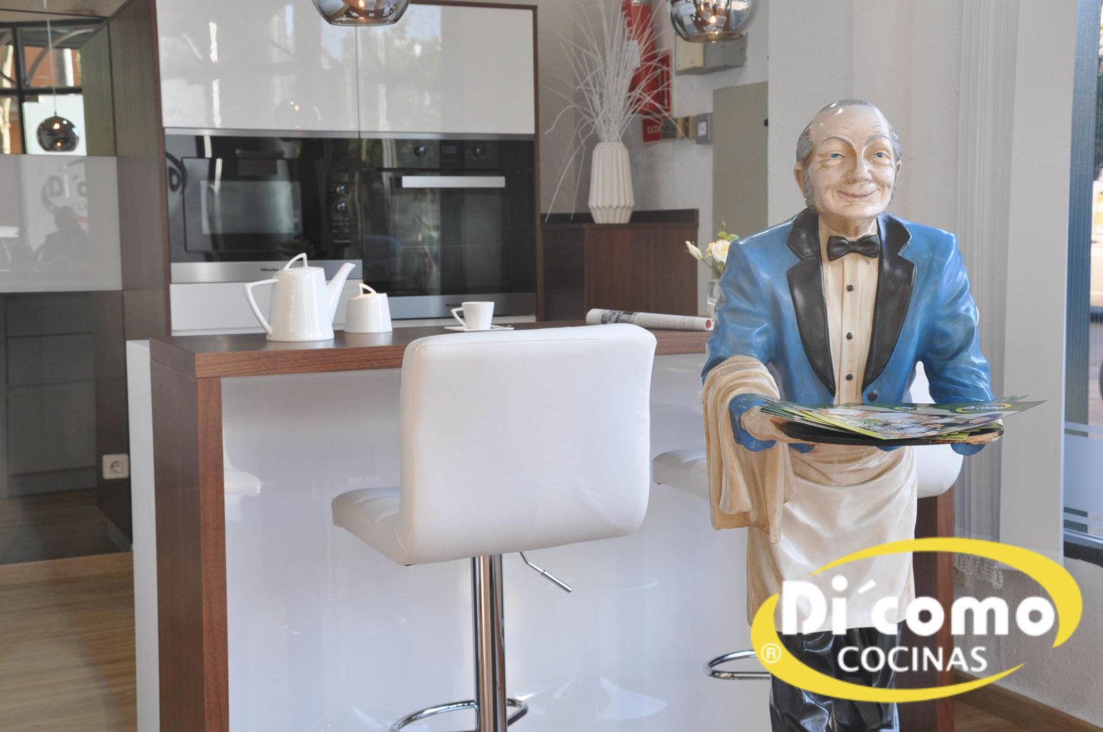 Barra del showroom con figura escultórica