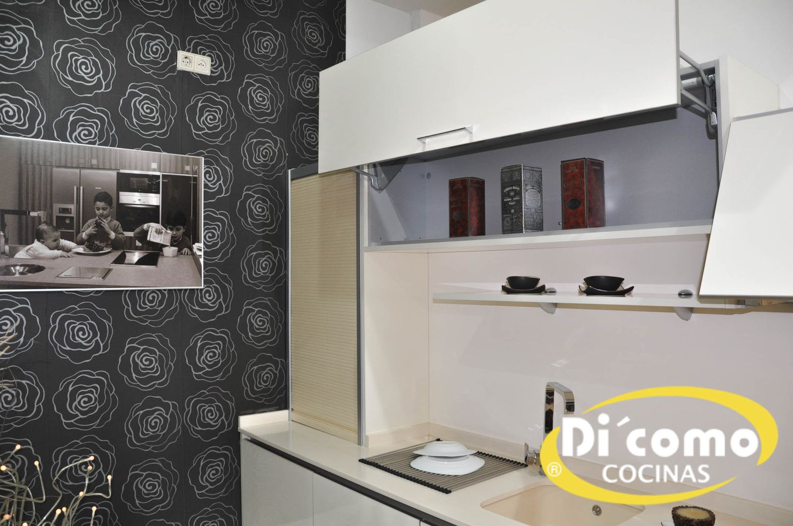 Frentes blancos sobre papel pintado decorativo