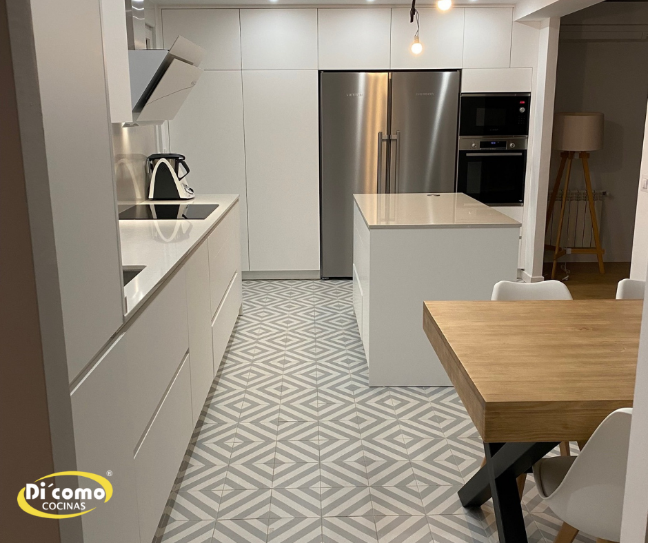 Cocina blanca con frigorífico americano de acero