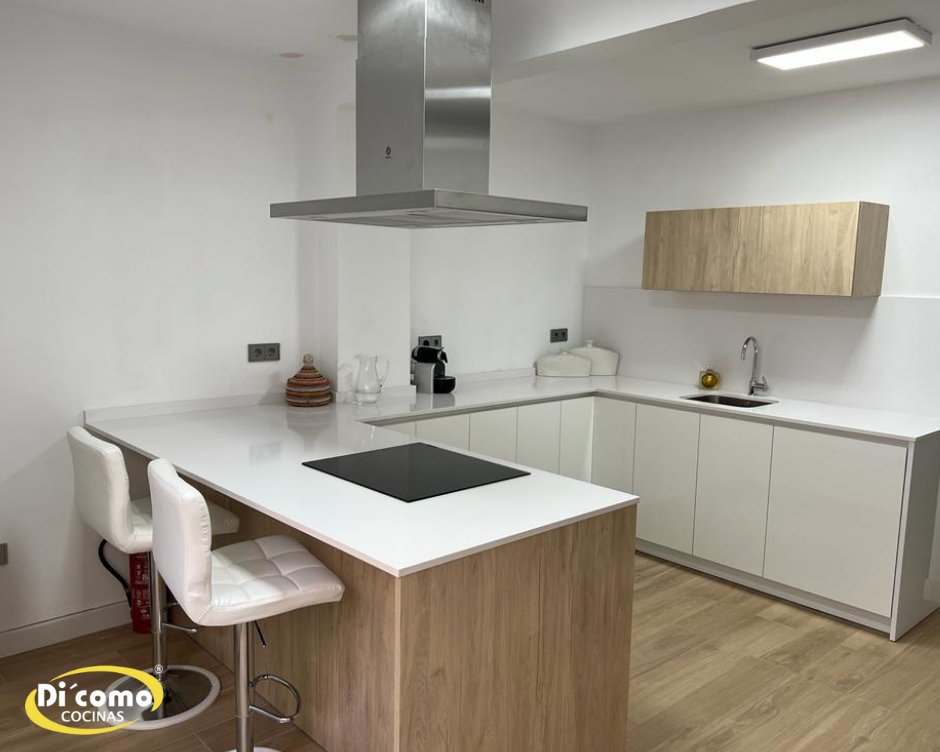 Cocina moderna instalada por Di’Como Cocinas en Sevilla