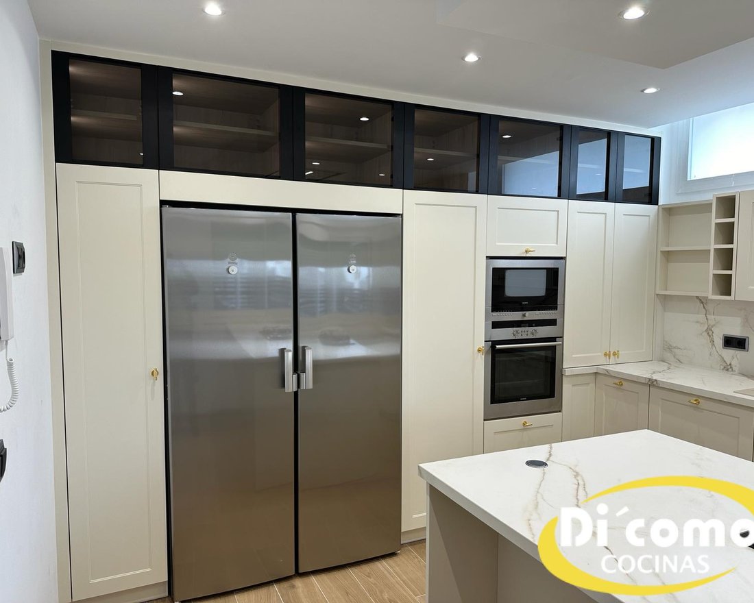 Proyecto real de cocina clásica instalado por Di’Como Cocinas en Sevilla