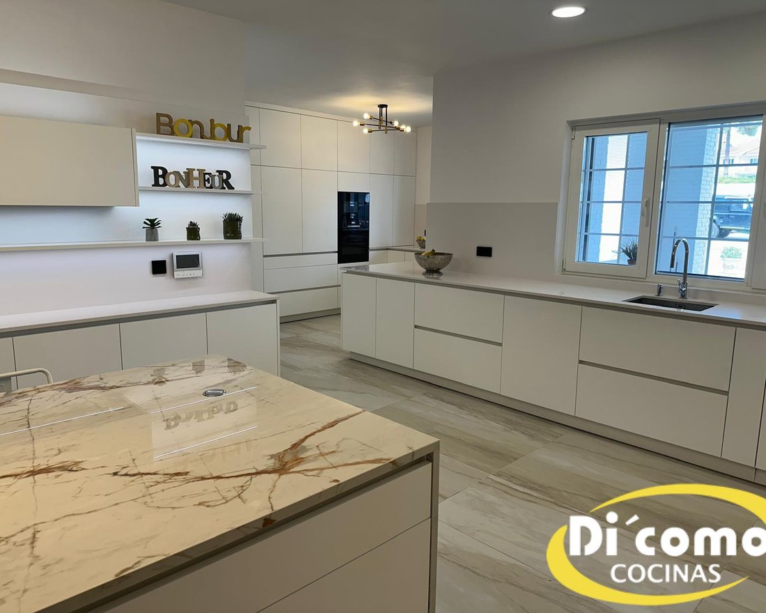 Proyecto real de cocina con isla instalado por Di’Como Cocinas en Sevilla