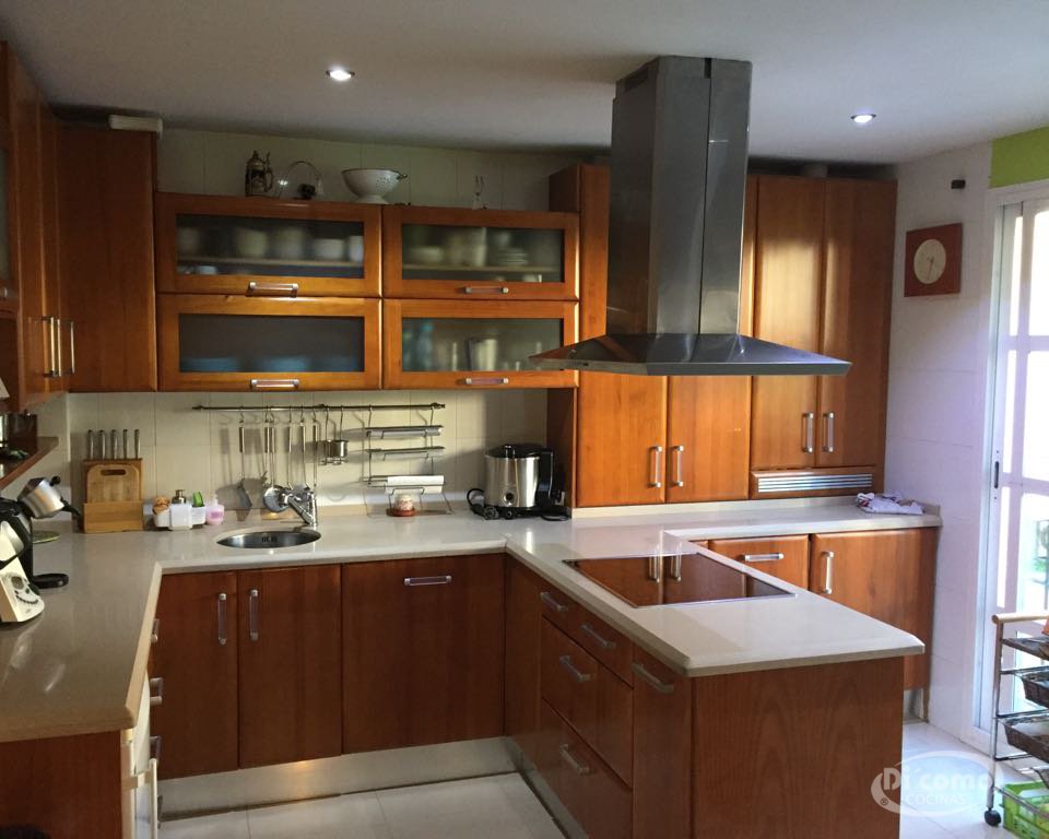 Proyecto real de cocina rústica instalado por Di’Como Cocinas en Sevilla