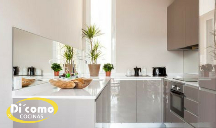 ¿Un espejo como salpicadero en la cocina?