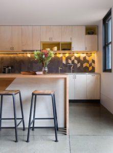 Detalles-de-cocina-con-muebles-de-madera-en-tono-natural-221x300 Tendencias en decoración de cocinas para el otoño