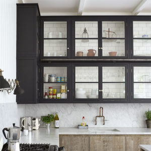 7 formas inteligentes de almacenaje en las cocinas Cocinas Sevilla black-kitchen-wall-cabinets-Housetohome.co_.uk_-1-300x300 7 formas inteligentes de almacenaje en las cocinas