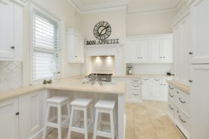 ¿Qué colores se ven mejor con gabinetes blancos? Cocinas Sevilla bonita-cocina-blanco.-beige-300x200 ¿Qué colores se ven mejor con gabinetes blancos?
