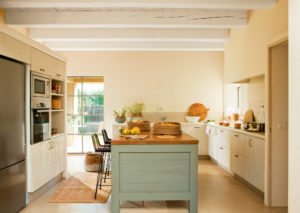 ¿Qué colores se ven mejor con gabinetes blancos? Cocinas Sevilla cocina-con-muebles-crema-y-una-gran-isla-de-color-verde-candy-_00402355_ae61b60f-300x213 ¿Qué colores se ven mejor con gabinetes blancos?