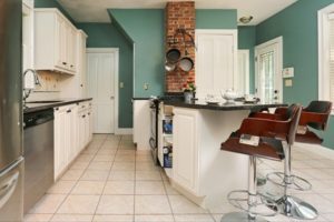 ¿Qué colores se ven mejor con gabinetes blancos? Cocinas Sevilla white-cabinets-green-walls-300x200 ¿Qué colores se ven mejor con gabinetes blancos?