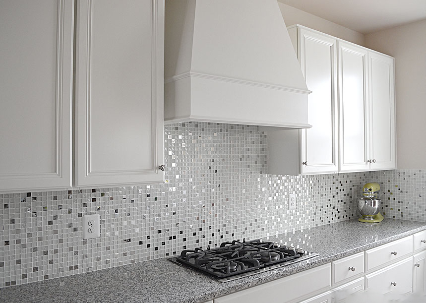 Glass-Mosaic-Tiles Hacer que una cocina pequeña se vea espaciosa
