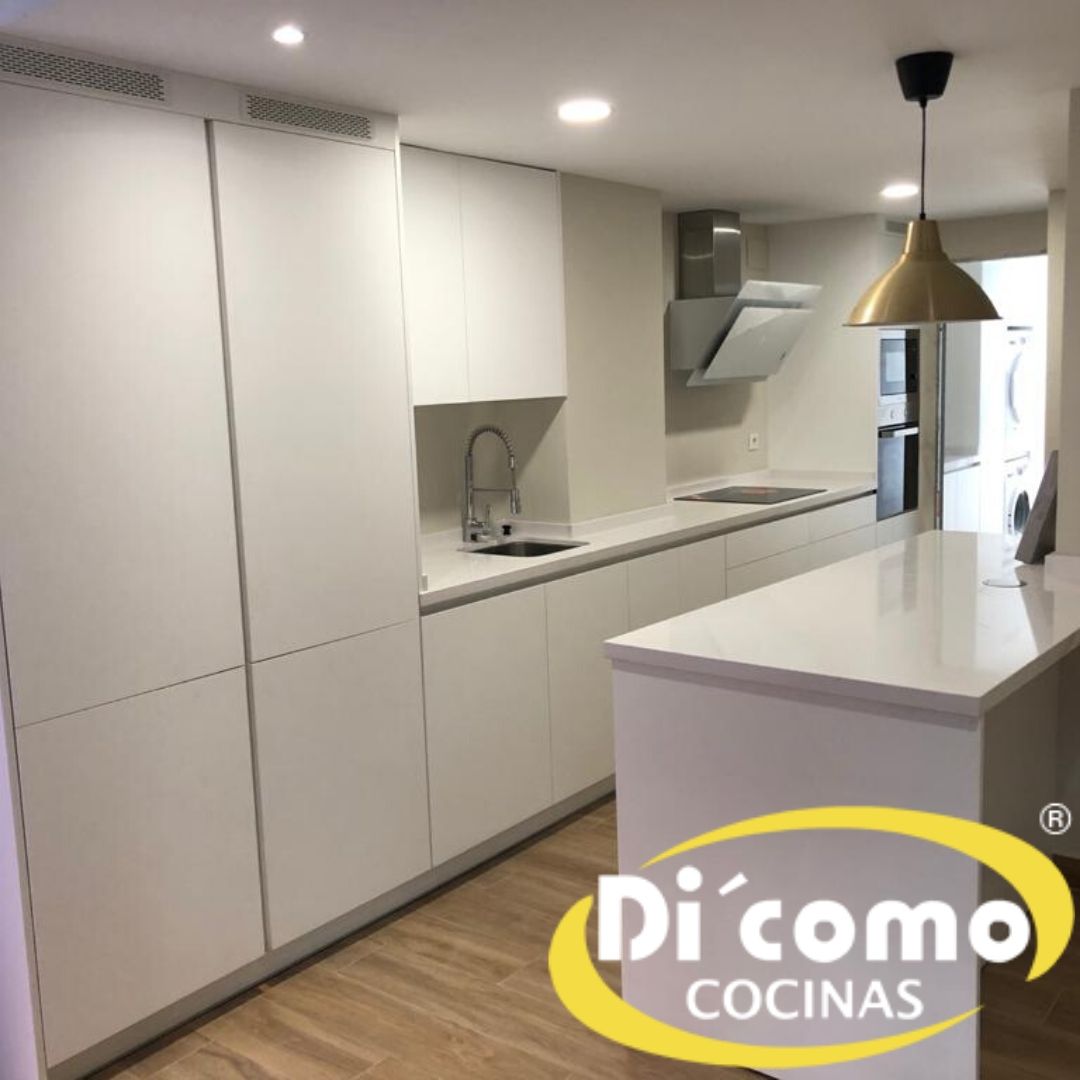Cocinas con Isla vs. Cocinas con Península: ¿Cuál es la Elección Perfecta para tu Cocina en Sevilla?