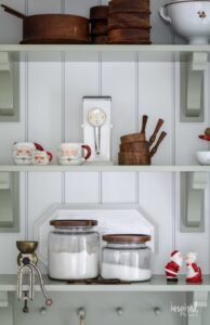 christmas-kitchen-shelf-styling-663x1024-1-194x300 Ideas para decorar tu cocina esta Navidad