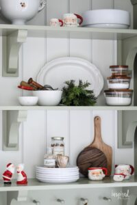 christmas-shelf-decorating-683x1024-1-200x300 Ideas para decorar tu cocina esta Navidad