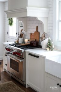 kitchen-decor-ideas-683x1024-1-200x300 Ideas para decorar tu cocina esta Navidad