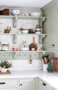 pantry-kitchen-christmas-decor-664x1024-1-195x300 Ideas para decorar tu cocina esta Navidad