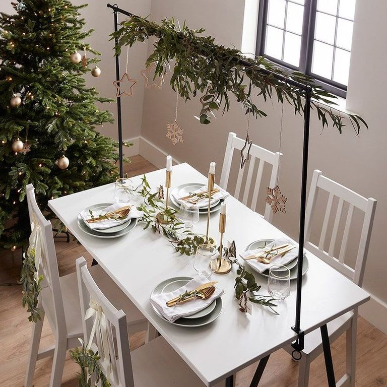 Decoración navideña en la mesa de tu cocina Cocinas Sevilla 1633455453-christmas-decorations-metal-table-clamps-frame-1633455400 Decoración navideña en la mesa de tu cocina