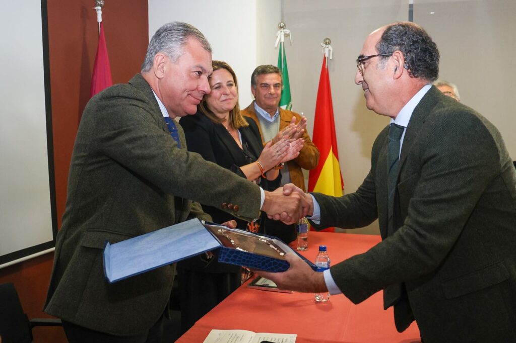 Juan Carlos Moya recibe el reconocimiento del Alcalde de Sevilla por su excelente labor en la creación y dirección de Di’Como Cocinas. Cocinas Sevilla WhatsApp-Image-2023-11-28-at-13.11.15-1-1024x682 Juan Carlos Moya recibe el reconocimiento del Alcalde de Sevilla por su excelente labor en la creación y dirección de Di’Como Cocinas.