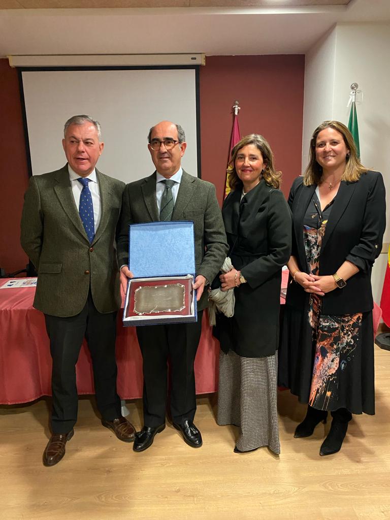 Juan Carlos Moya recibe el reconocimiento del Alcalde de Sevilla por su excelente labor en la creación y dirección de Di’Como Cocinas.