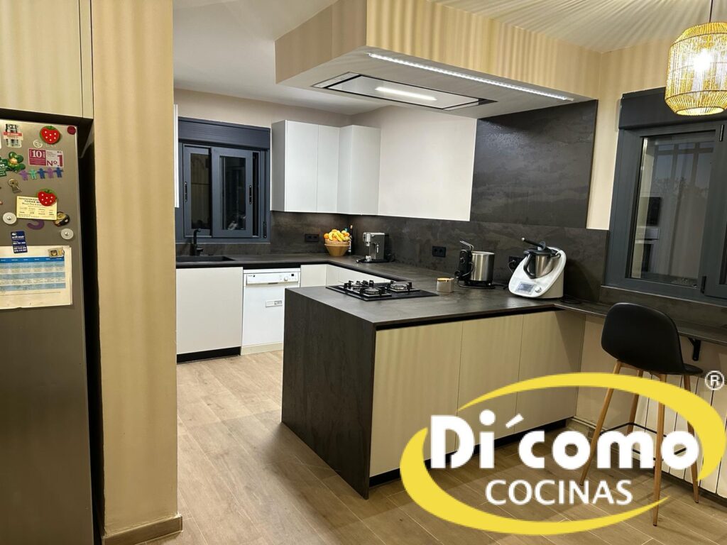 copia-de-whatsapp-image-2024-05-13-at-192637-1-1-1024x768 Cocinas en Tonos Oscuros o Claros: ¿Cuál es la Mejor Opción para Tu Hogar?