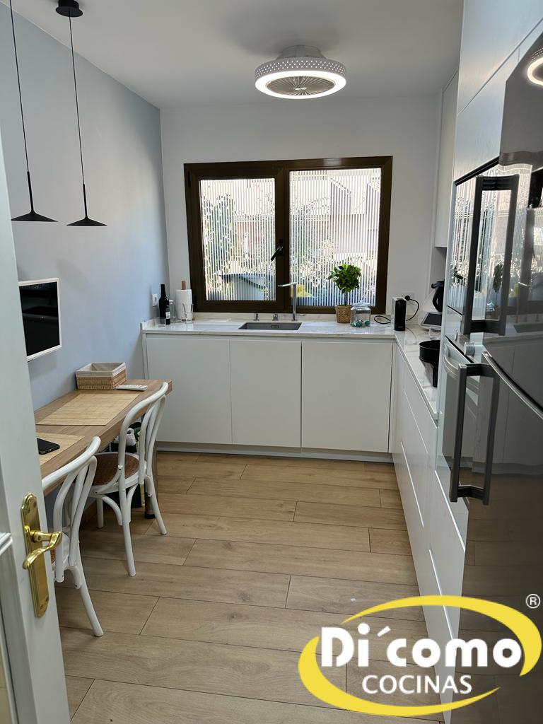 Di’Como Cocinas: Diseñamos la Cocina de Tus Sueños para Toda la Vida Cocinas Sevilla copia-de-whatsapp-image-2024-05-13-at-194940-1-1 Di’Como Cocinas: Diseñamos la Cocina de Tus Sueños para Toda la Vida