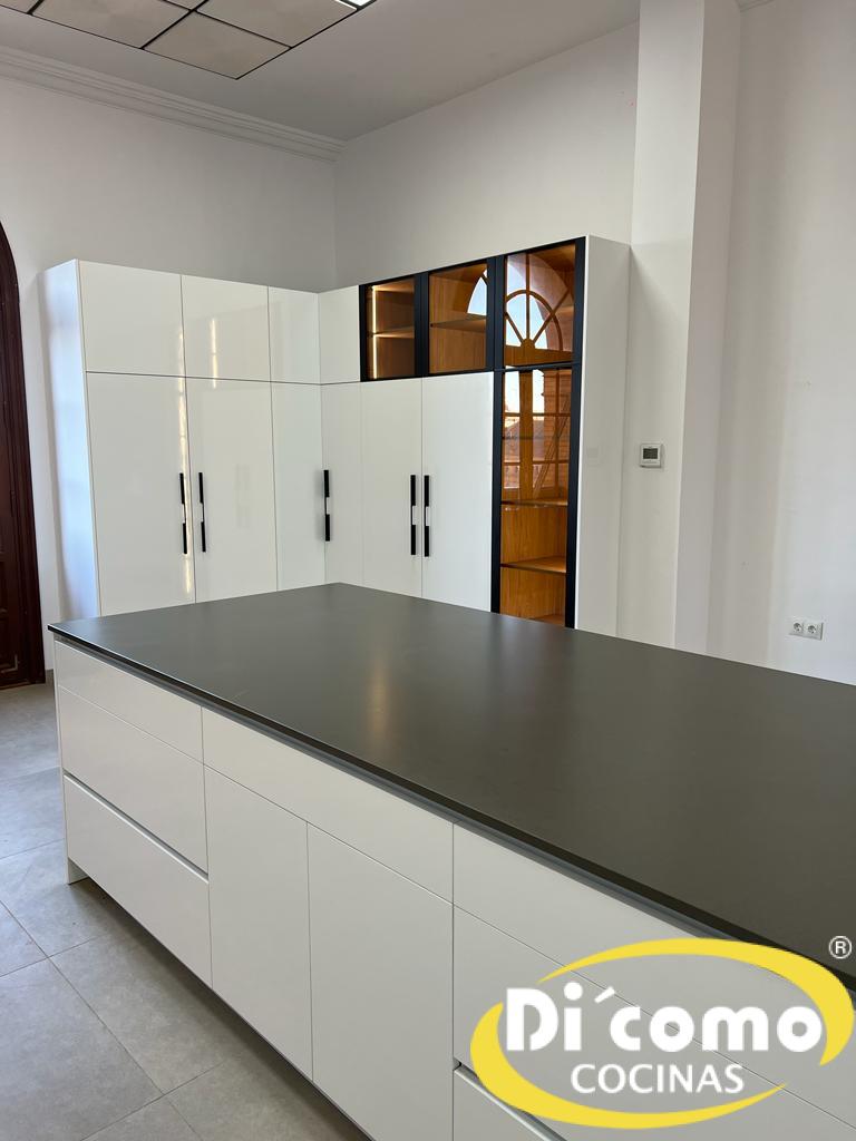 Di’Como Cocinas: Diseñamos la Cocina de Tus Sueños para Toda la Vida Cocinas Sevilla copia-de-whatsapp-image-2024-05-13-at-201827-3-1 Di’Como Cocinas: Diseñamos la Cocina de Tus Sueños para Toda la Vida
