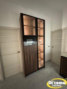 Cocina-de-diseyo-en-tonos-de-madera-oscura-1-225x300 Descubre la Elegancia y Funcionalidad de la Nueva Cocina de Diseño de Di’Como Cocinas en Tonos de Madera Oscura