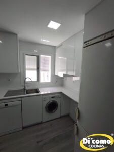 Descubre la Elegancia Reluciente de las Nuevas Cocinas en Tonos Blancos de Di’Como Cocinas Cocinas Sevilla Cocinas-en-tonos-blancos-y-relucientes-21-225x300 Descubre la Elegancia Reluciente de las Nuevas Cocinas en Tonos Blancos de Di’Como Cocinas
