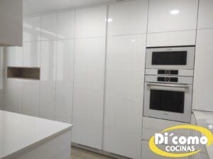 Descubre la Elegancia Reluciente de las Nuevas Cocinas en Tonos Blancos de Di’Como Cocinas Cocinas Sevilla Cocinas-en-tonos-blancos-y-relucientes-22-300x224 Descubre la Elegancia Reluciente de las Nuevas Cocinas en Tonos Blancos de Di’Como Cocinas