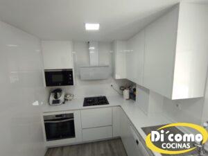 Descubre la Elegancia Reluciente de las Nuevas Cocinas en Tonos Blancos de Di’Como Cocinas Cocinas Sevilla Cocinas-en-tonos-blancos-y-relucientes-23-300x225 Descubre la Elegancia Reluciente de las Nuevas Cocinas en Tonos Blancos de Di’Como Cocinas