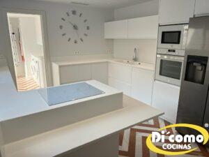 Descubre la Elegancia Reluciente de las Nuevas Cocinas en Tonos Blancos de Di’Como Cocinas Cocinas Sevilla Cocinas-en-tonos-blancos-y-relucientes-24-300x225 Descubre la Elegancia Reluciente de las Nuevas Cocinas en Tonos Blancos de Di’Como Cocinas