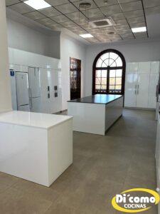 Nuestros-ultimos-proyectos-cocinas-con-estilo-para-reunir-a-la-familia-y-amigos-7-225x300 Descubre las Nuevas Cocinas de Di’Como: Estilo y Funcionalidad para Reunir a Tu Familia y Amigos