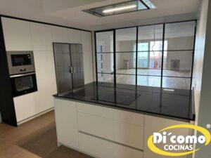 Nuestros-ultimos-proyectos-cocinas-con-estilo-para-reunir-a-la-familia-y-amigos-8-300x225 Descubre las Nuevas Cocinas de Di’Como: Estilo y Funcionalidad para Reunir a Tu Familia y Amigos