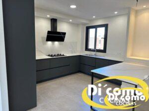 Nuestros-ultimos-proyectos-cocinas-con-estilo-para-reunir-a-la-familia-y-amigos-9-300x225 Descubre las Nuevas Cocinas de Di’Como: Estilo y Funcionalidad para Reunir a Tu Familia y Amigos