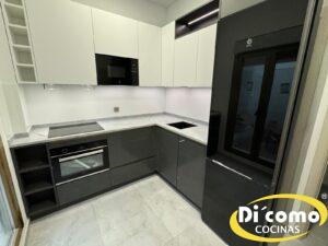 Descubre la Elegancia de Nuestra Nueva Cocina en Colores Blancos y Grises oscuros de Di’Como Cocinas Cocinas Sevilla Os-presentamos-una-nueva-cocina-en-colores-blancos-y-grisis-oscuros-1-300x225 Descubre la Elegancia de Nuestra Nueva Cocina en Colores Blancos y Grises oscuros de Di’Como Cocinas