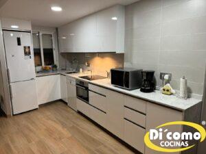 Os-presentamos-una-nueva-cocina-en-tonos-blancos-lacados-300x225 Descubre la Elegancia y Funcionalidad de la Nueva Cocina Blanca Lacada de Di’Como Cocinas