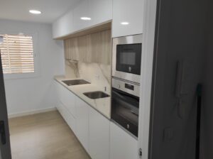 Descubre la Espectacular Cocina en Blanco con Acabados de Madera de Di’Como Cocinas Cocinas Sevilla Espectacular-cocina-en-blanco-con-acabados-de-madera-2-300x224 Descubre la Espectacular Cocina en Blanco con Acabados de Madera de Di’Como Cocinas