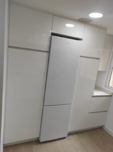 Descubre la Espectacular Cocina en Blanco con Acabados de Madera de Di’Como Cocinas Cocinas Sevilla Espectacular-cocina-en-blanco-con-acabados-de-madera-3-224x300 Descubre la Espectacular Cocina en Blanco con Acabados de Madera de Di’Como Cocinas