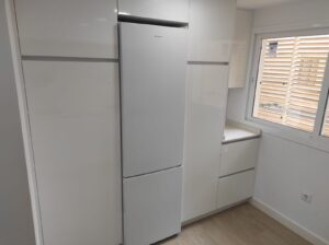 Descubre la Espectacular Cocina en Blanco con Acabados de Madera de Di’Como Cocinas Cocinas Sevilla Espectacular-cocina-en-blanco-con-acabados-de-madera-5-300x224 Descubre la Espectacular Cocina en Blanco con Acabados de Madera de Di’Como Cocinas
