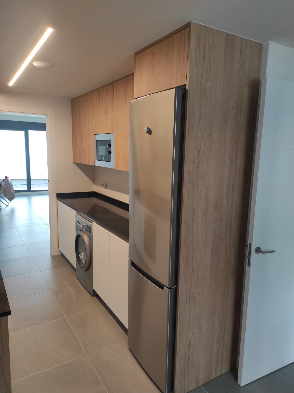 Descubre la Espectacular Cocina de Dos Zonas en Colores Madera de Di’Como Cocinas