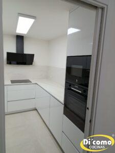 Nueva-cocina-en-tonos-blancos-con-electrodomysticos-en-negro-2-225x300 Descubre la Elegancia y Modernidad de la Nueva Cocina de Di’Como Cocinas: Tonos Blancos y Electrodomésticos Negros
