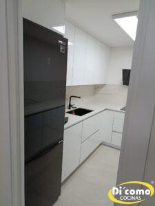 Descubre la Elegancia y Modernidad de la Nueva Cocina de Di’Como Cocinas: Tonos Blancos y Electrodomésticos Negros Cocinas Sevilla Nueva-cocina-en-tonos-blancos-con-electrodomysticos-en-negro-3-225x300 Descubre la Elegancia y Modernidad de la Nueva Cocina de Di’Como Cocinas: Tonos Blancos y Electrodomésticos Negros