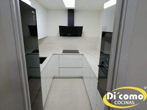 Nueva-cocina-en-tonos-blancos-con-electrodomysticos-en-negro-4-300x225 Descubre la Elegancia y Modernidad de la Nueva Cocina de Di’Como Cocinas: Tonos Blancos y Electrodomésticos Negros