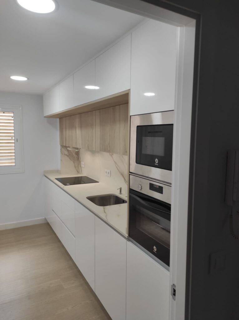 Blanco y madera: la elegancia natural de una cocina que enamora Cocinas Sevilla Imagen-de-WhatsApp-2025-10-14-a-las-10.53.06_64320f51-766x1024 Blanco y madera: la elegancia natural de una cocina que enamora