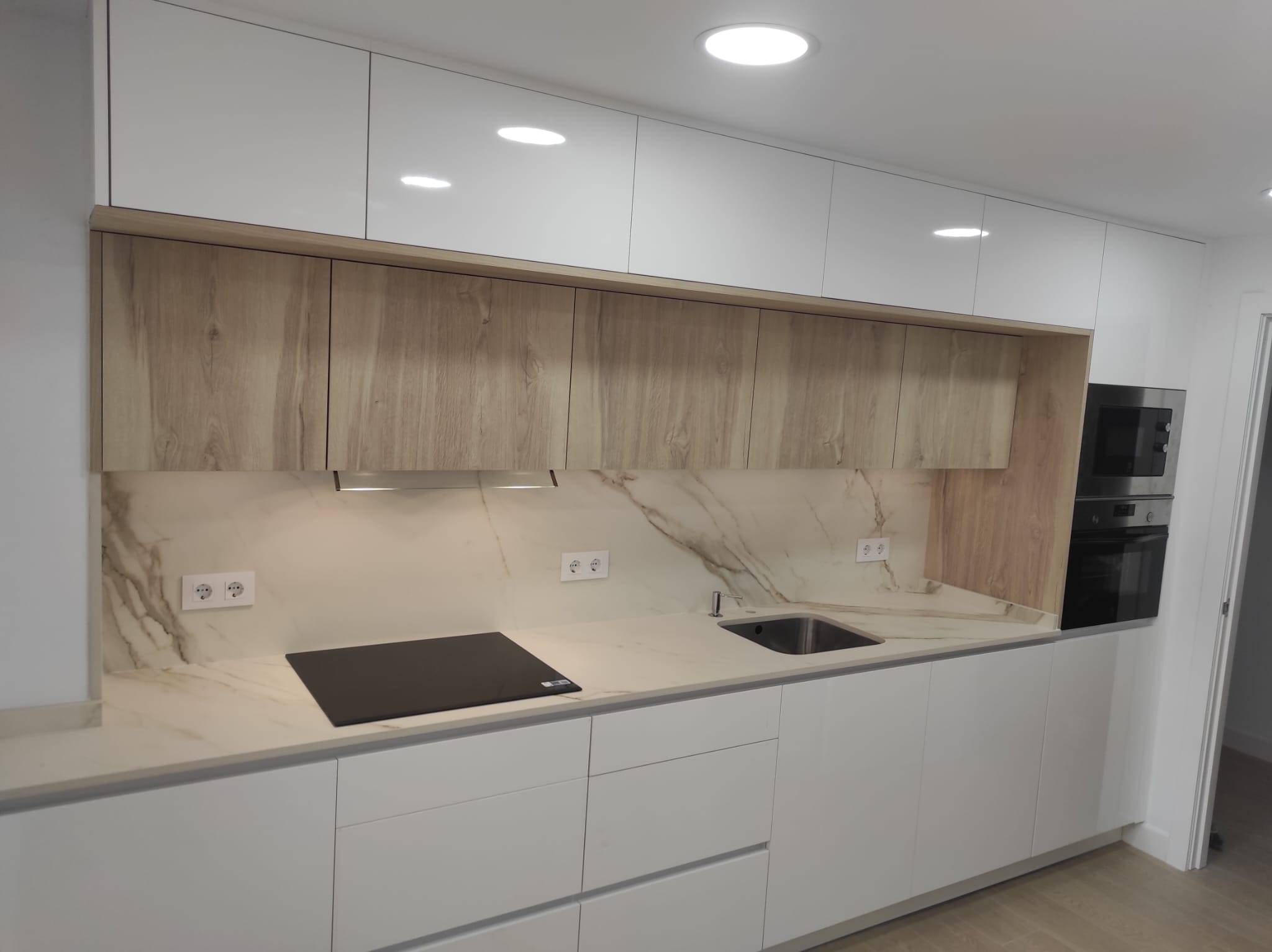 Blanco y madera: la elegancia natural de una cocina que enamora