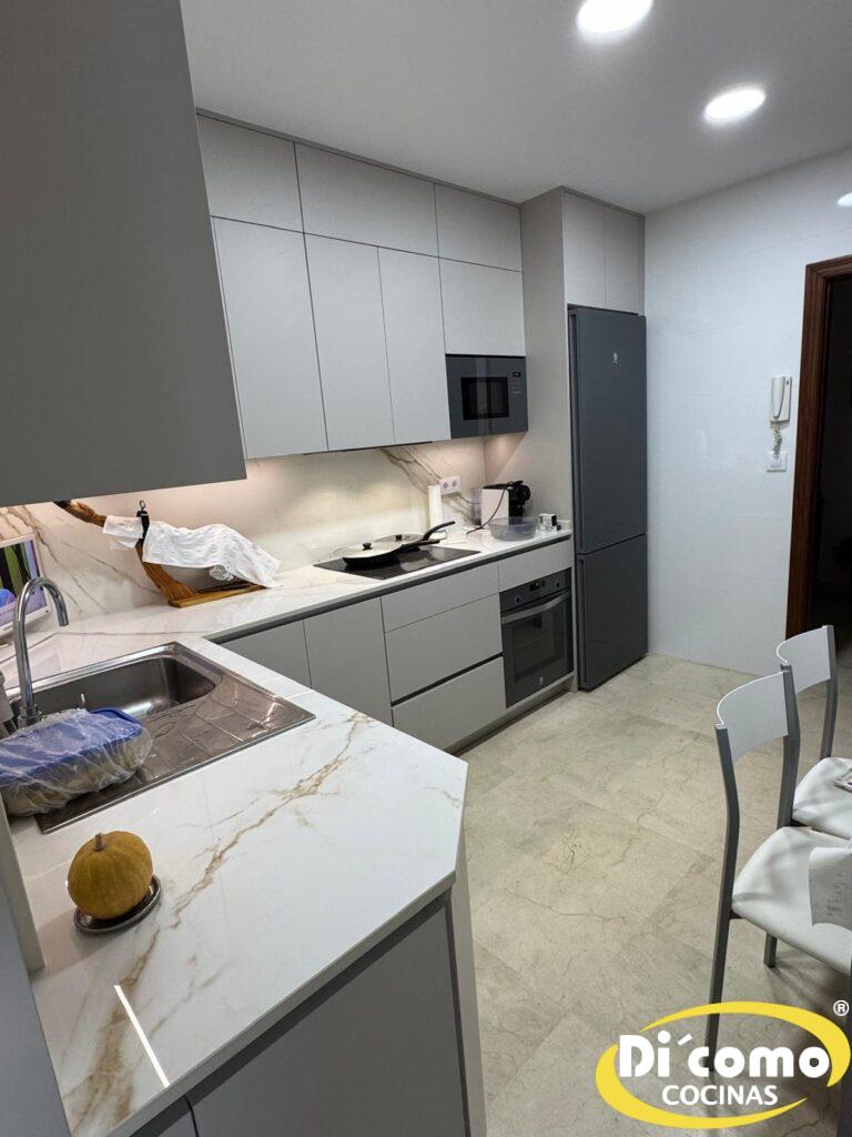 Cocina abierta en L en tonos gris claro y blanco: elegancia moderna con carácter Cocinas Sevilla whatsapp-image-2026-02-26-at-102214-1-768x1024 Cocina abierta en L en tonos gris claro y blanco: elegancia moderna con carácter