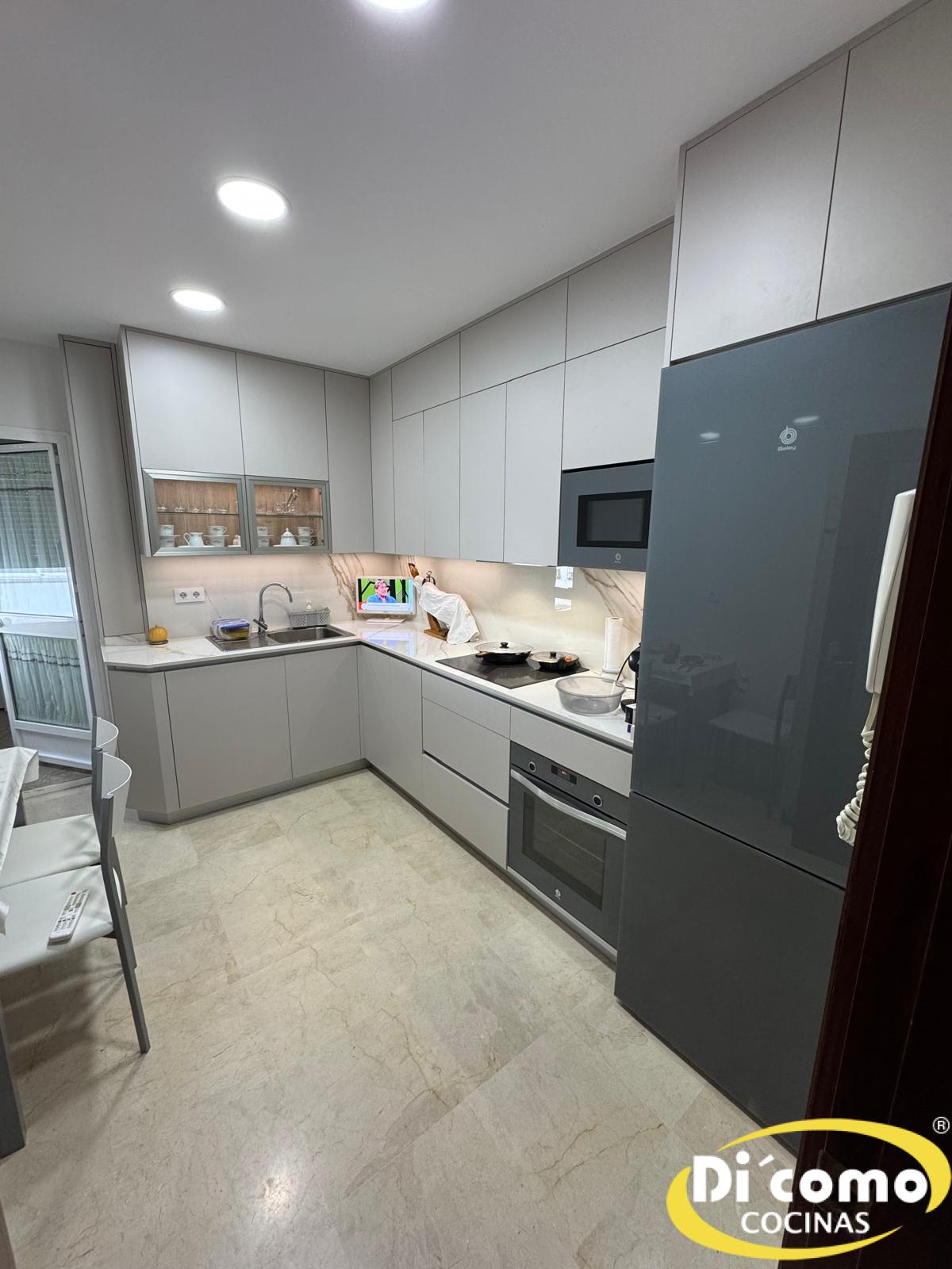 Cocina abierta en L en tonos gris claro y blanco: elegancia moderna con carácter
