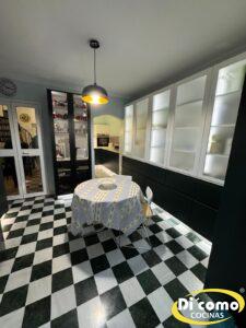 Di’Como Cocinas presenta una supercocina con suelo y contrastes increíblees: diseño a medida en Sevilla Cocinas Sevilla Os-presentamos-una-supercocina-con-un-suelo-y-contrastes-increibles-2-225x300 Di’Como Cocinas presenta una supercocina con suelo y contrastes increíblees: diseño a medida en Sevilla