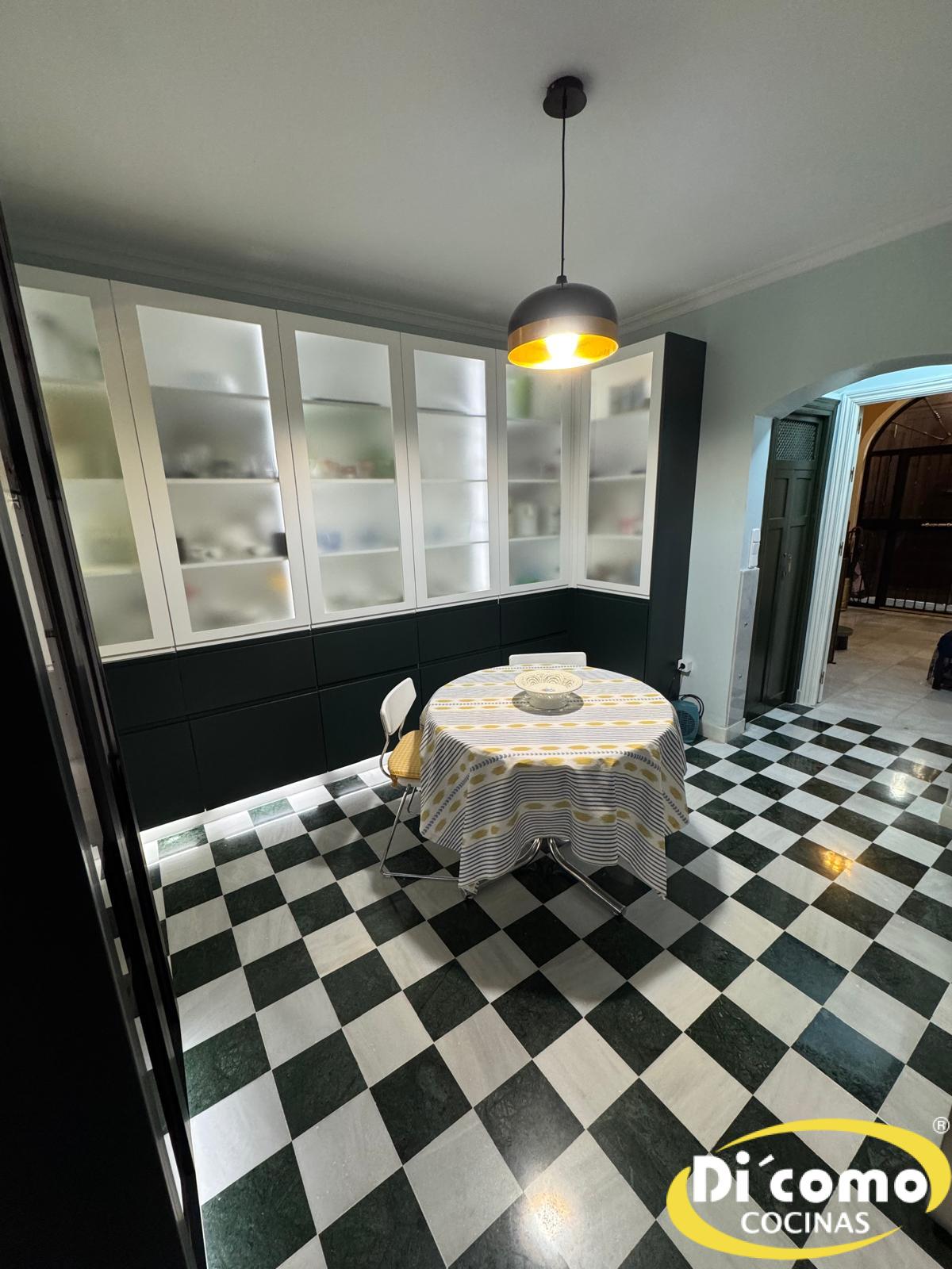 Di’Como Cocinas presenta una supercocina con suelo y contrastes increíblees: diseño a medida en Sevilla