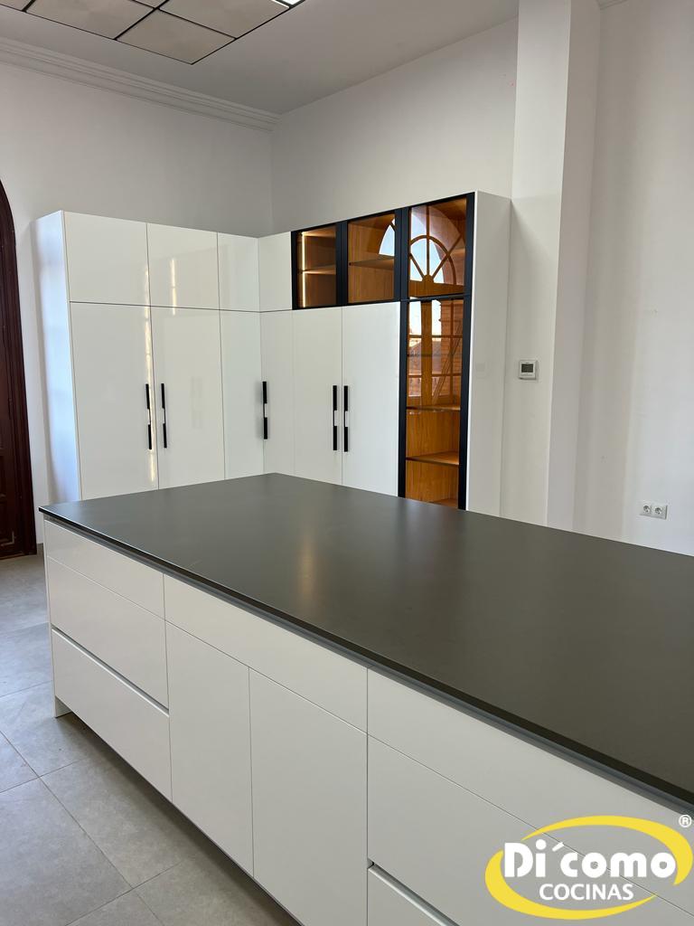 Transforma Tu Cocina en Sevilla: Diseño Personalizado y Acabados de Calidad